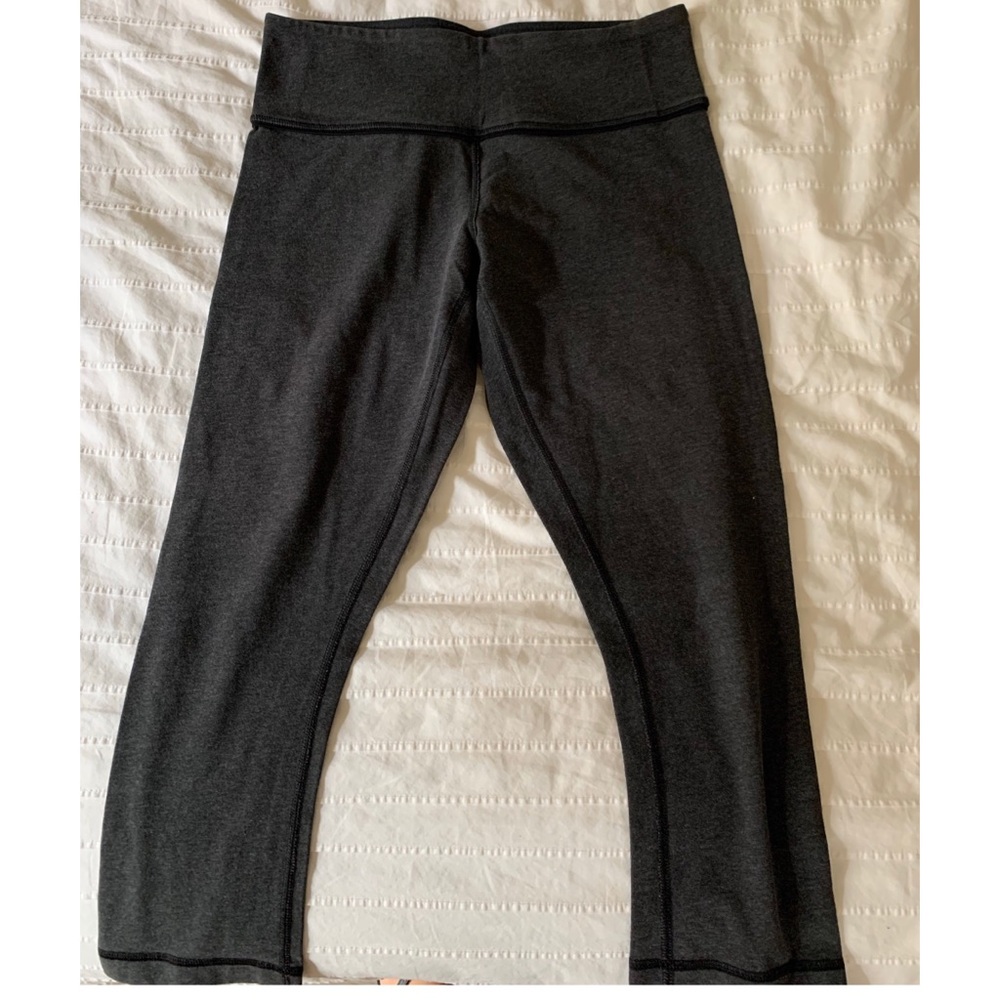 Dark grey lululemon Sz 6 Capri leggings